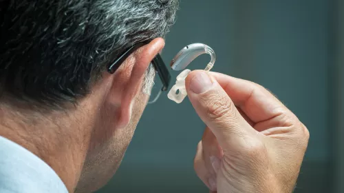 Tout savoir sur l’appareil auditif contour d’oreille ou BTE
