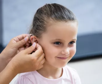 L’audiologie pédiatrique : modèles et spécificités des appareils auditifs adaptés aux enfants