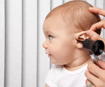 Audition à la naissance : test, suivi, prise en charge de bébé