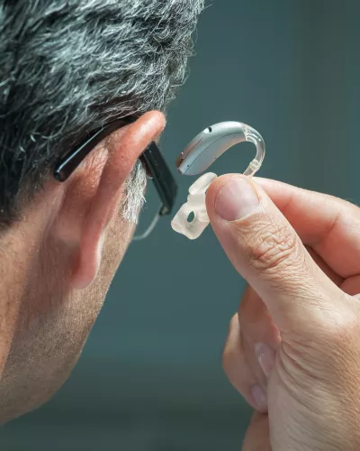 Tout savoir sur l’appareil auditif contour d’oreille ou BTE